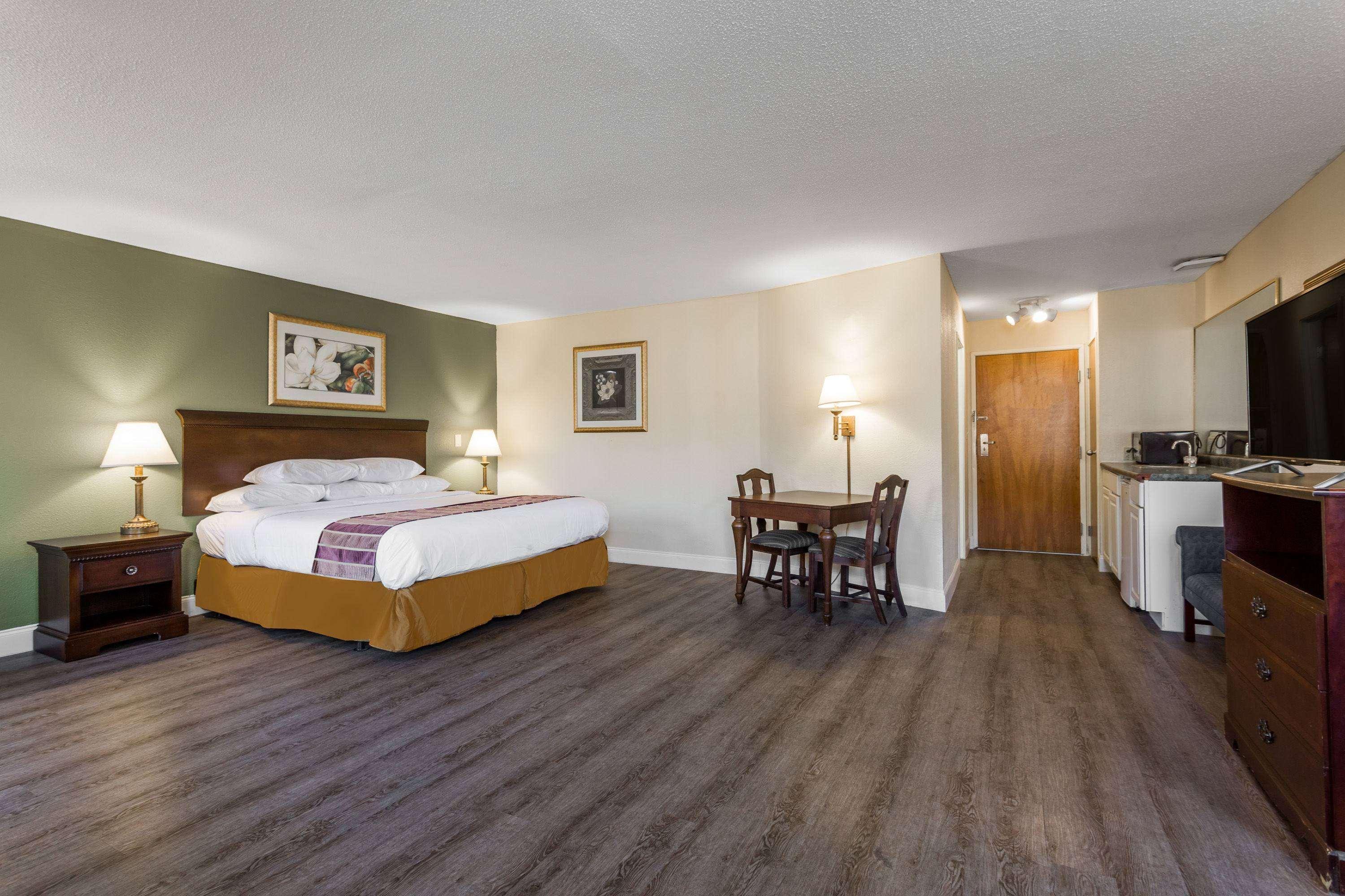 Days Inn & Suites By Wyndham Rocky Mount Golden East Екстериор снимка