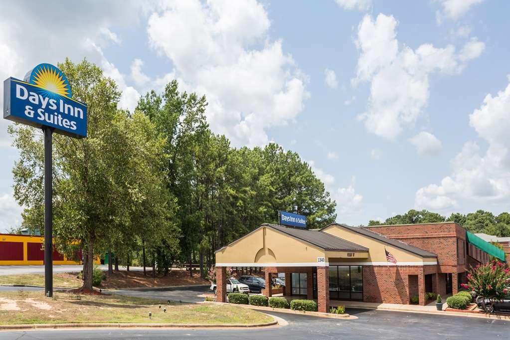 Days Inn & Suites By Wyndham Rocky Mount Golden East Екстериор снимка